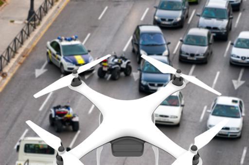 执法人员用无人机监视交通